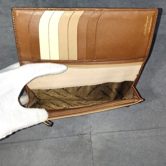 SALVATORE FERRAGAMO GANCINI MONOGRAM EMBOSSED LOGO LEATHER 2-TONE LONG WALLET - Picture 4 of 16